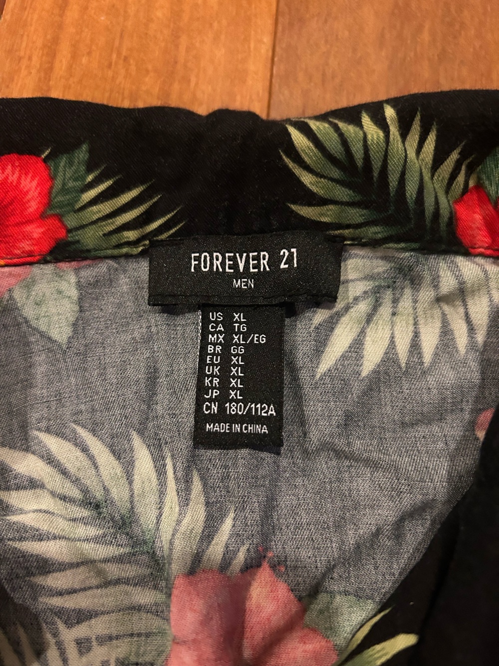 Men’s Forever 21 Black Button-Down Top with Red Parrot and Green Leaf Print XL - Picture 7 of 7